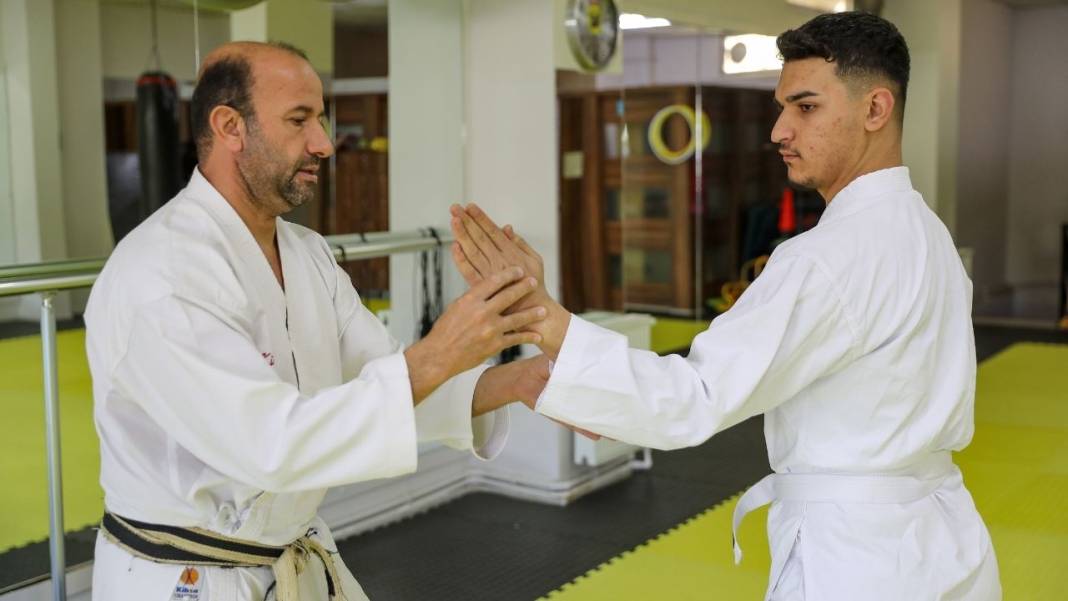 Patlamada kolunu ve bacağını kaybetti, yüzme ve karateyle yaşama bağlandı 1